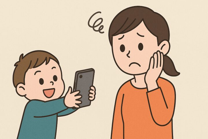 スマホに夢中な2歳児のイメージ